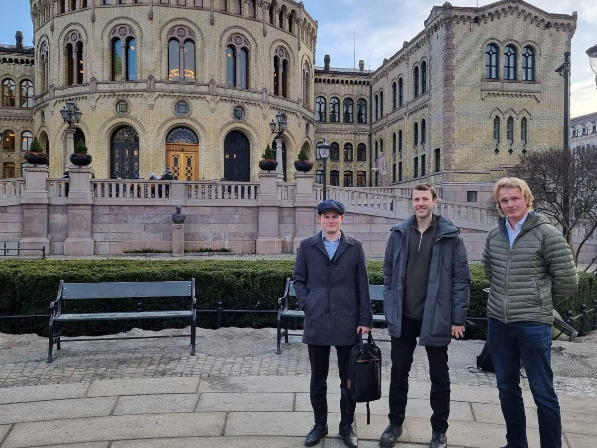 Nils Vetle (26) og Robin (21) tok turen til Stortinget: – Me tente på turen